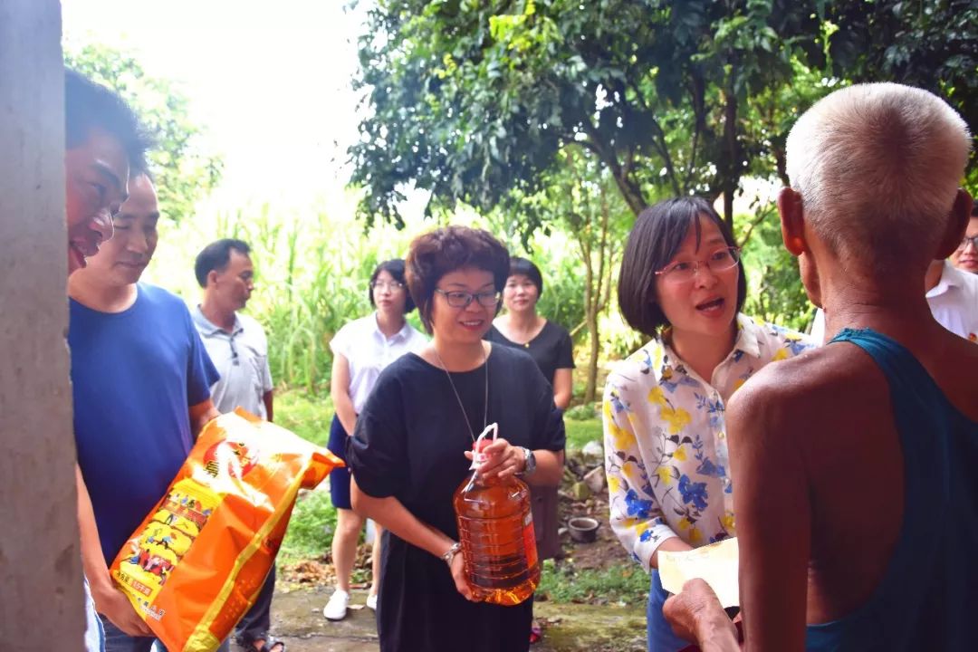 陈冰,永福商业经理廖丽英和肖秀玲等为65户建档立卡贫困户送上月饼