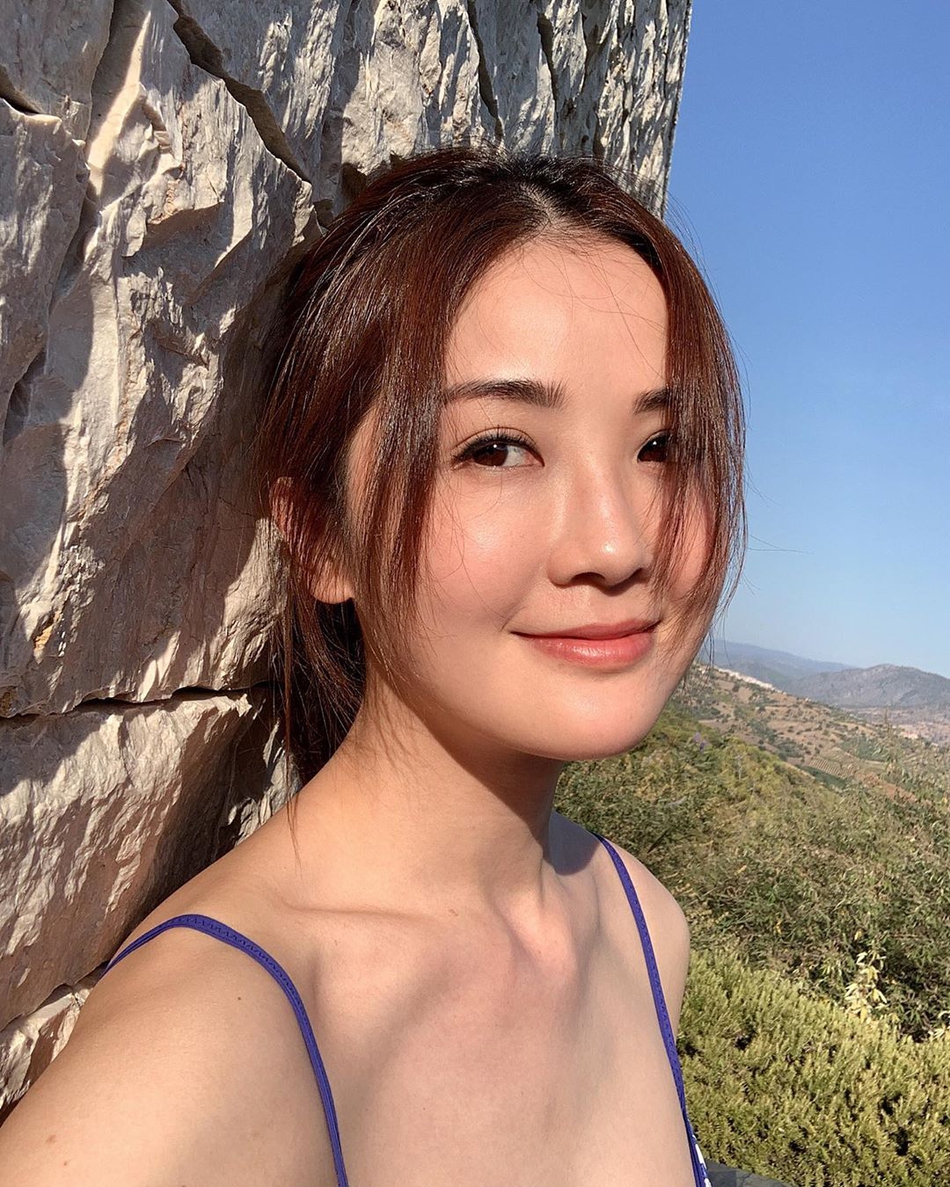 阿sa蔡卓妍晒度假美照 穿吊带自拍锁骨美肩迷人