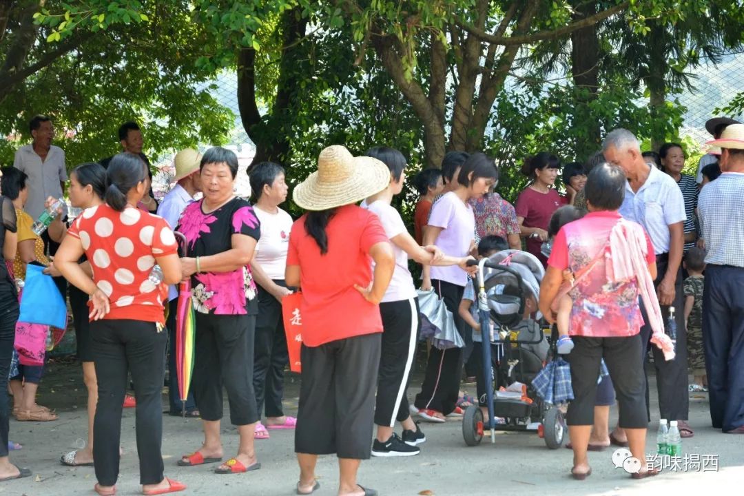 揭西坪上镇举行2019年防台风应急演练,地点在石内潭角村.