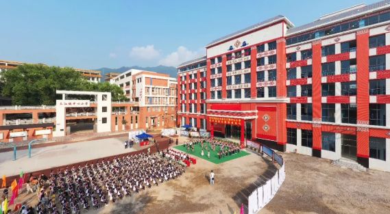该综合大楼的建成,将优化改善三江镇中心小学的办学条件,解决学校长期