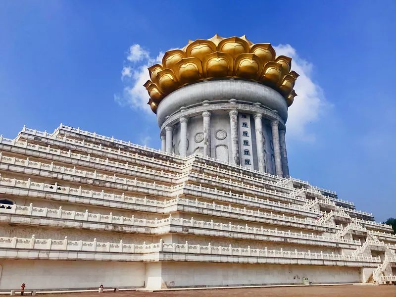 殊胜的净土,历代高僧大德都向往往生其佛国净土,如唐玄奘,太虚法师等
