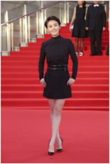 不止是马思纯,连台湾女星陈妍希,也没有放过v领这件时尚单品.