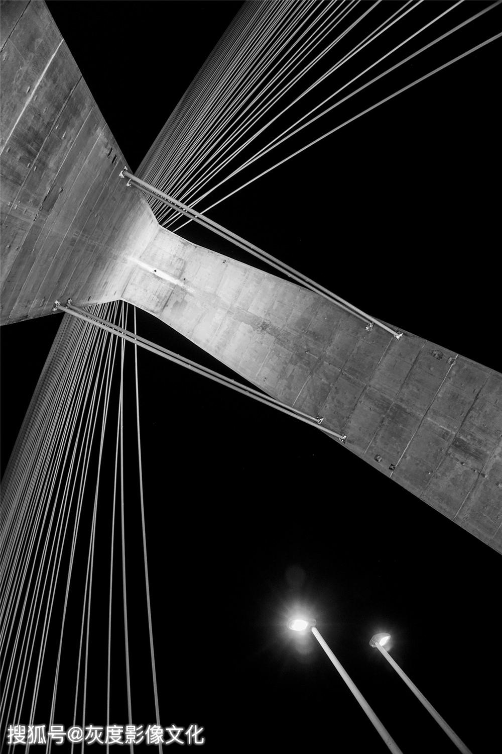 灰度摄影 凝视:后城市景观中的决定瞬间