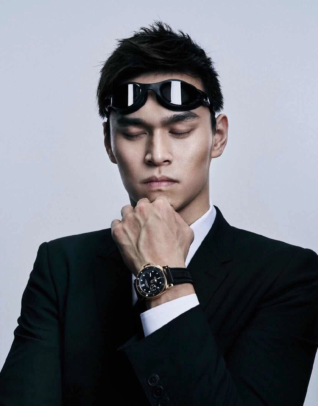 孙杨不当模特可惜了,两米身高比男模还挺拔,穿西装太有型了!