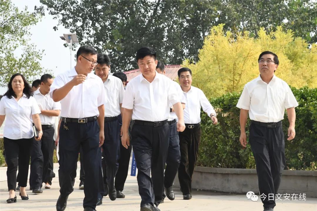 静然/摄在第35个教师节即将来临之际,9月9日,县委书记陈玉亮来到左各