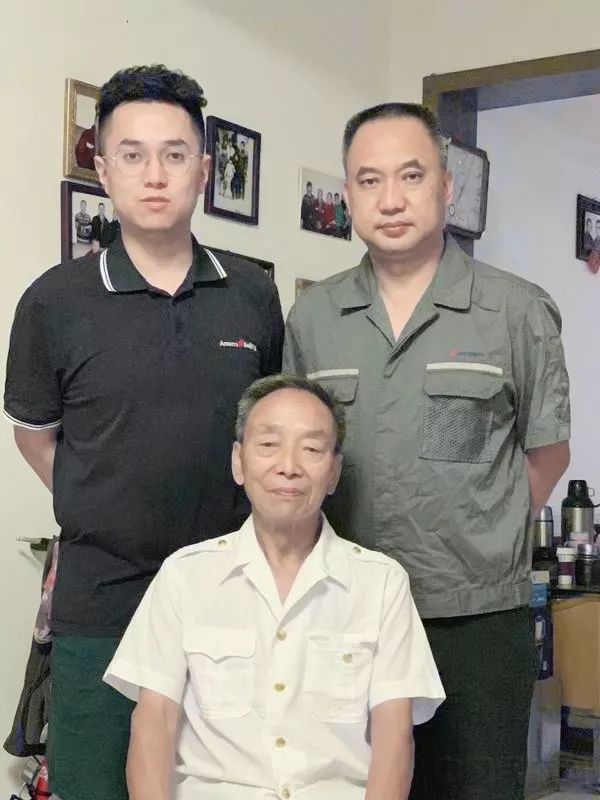 2016年5月,即将大学毕业的陈逸夫接到了父亲陈井川的电话:"ameco成都