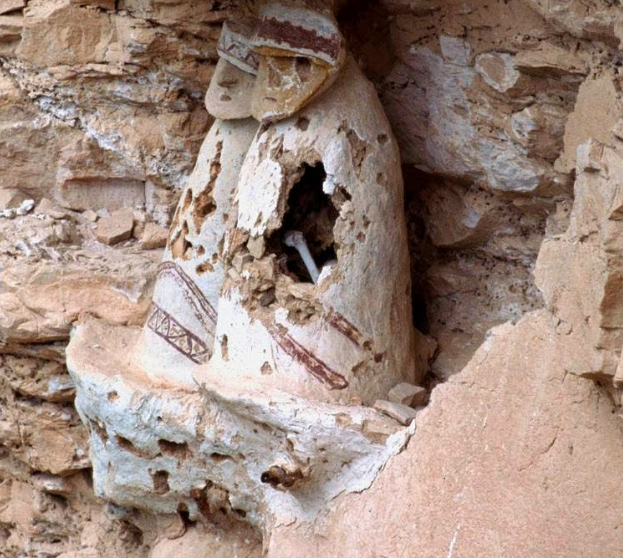 秘鲁山崖上出现诡异人像游客了解详情后迅速离开