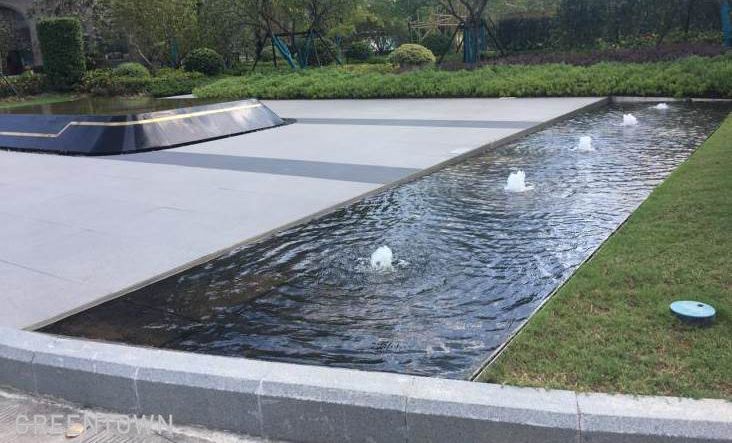 入口的中心景观区,两侧涌泉即为可拆卸水景,整体不锈钢水槽可直接安装