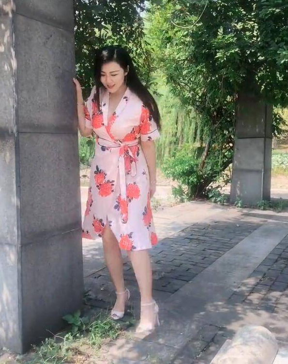 独具一格的微胖女神一身长裙演绎极品水蛇腰
