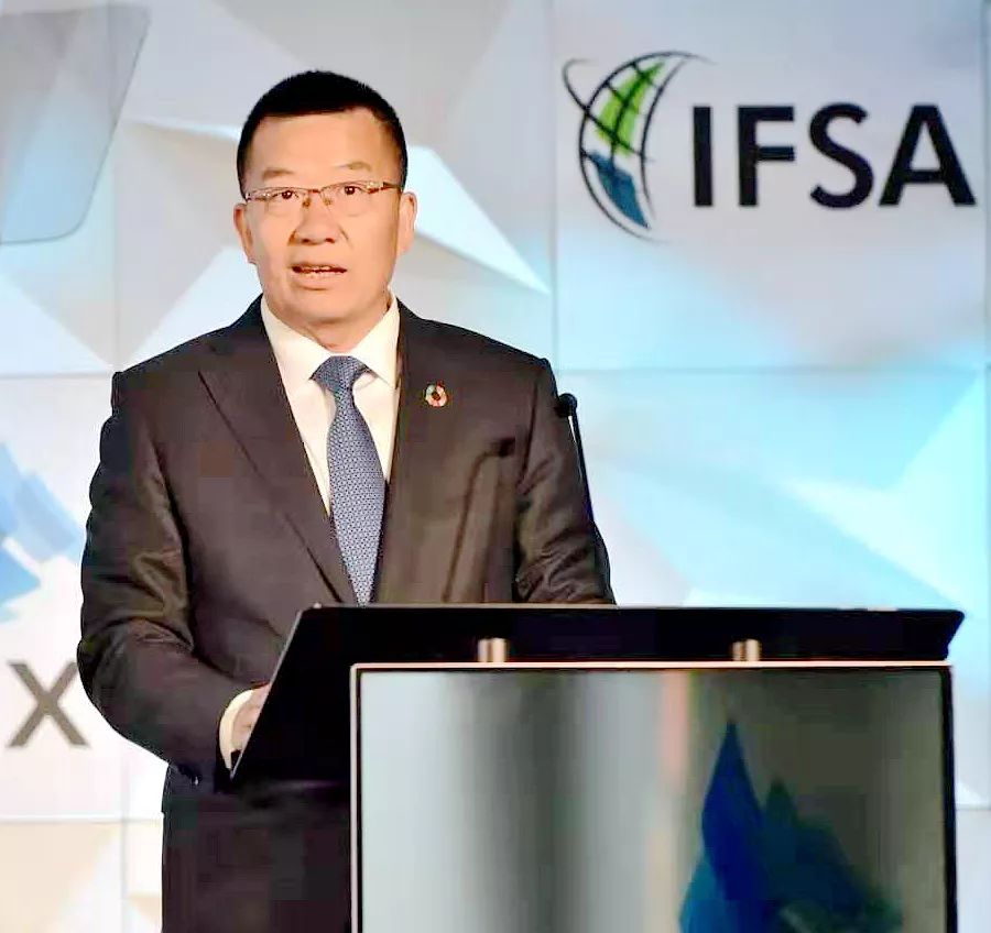 40周年年会的公司党委书记,董事长赵东,通过手机短信向厦航集团全体