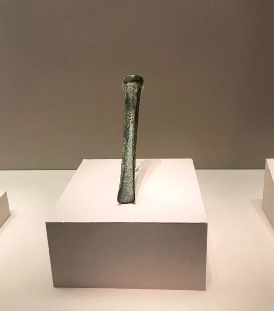 战国▲叶脉纹青铜斧战国▲石人俑战国▲几何图划纹陶罐战国▲单耳带流