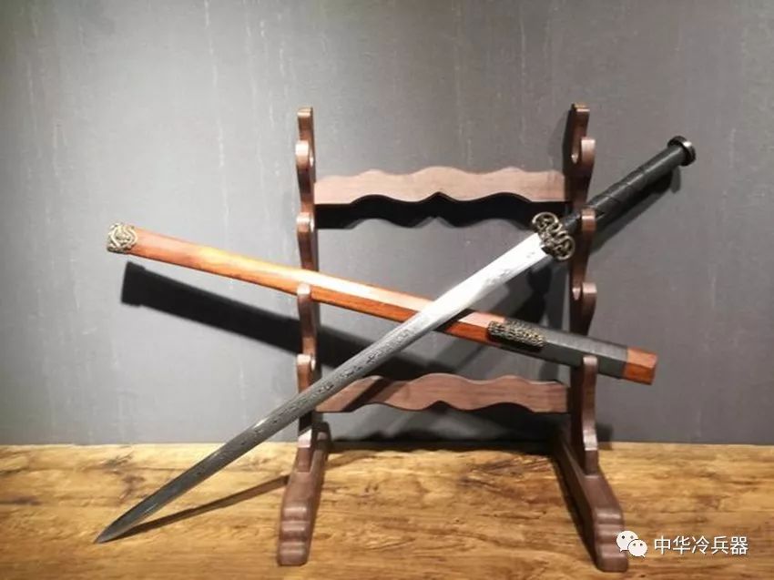 汉代的男子崇尚武力,男子成年后喜欢腰悬佩剑,奉为时尚.