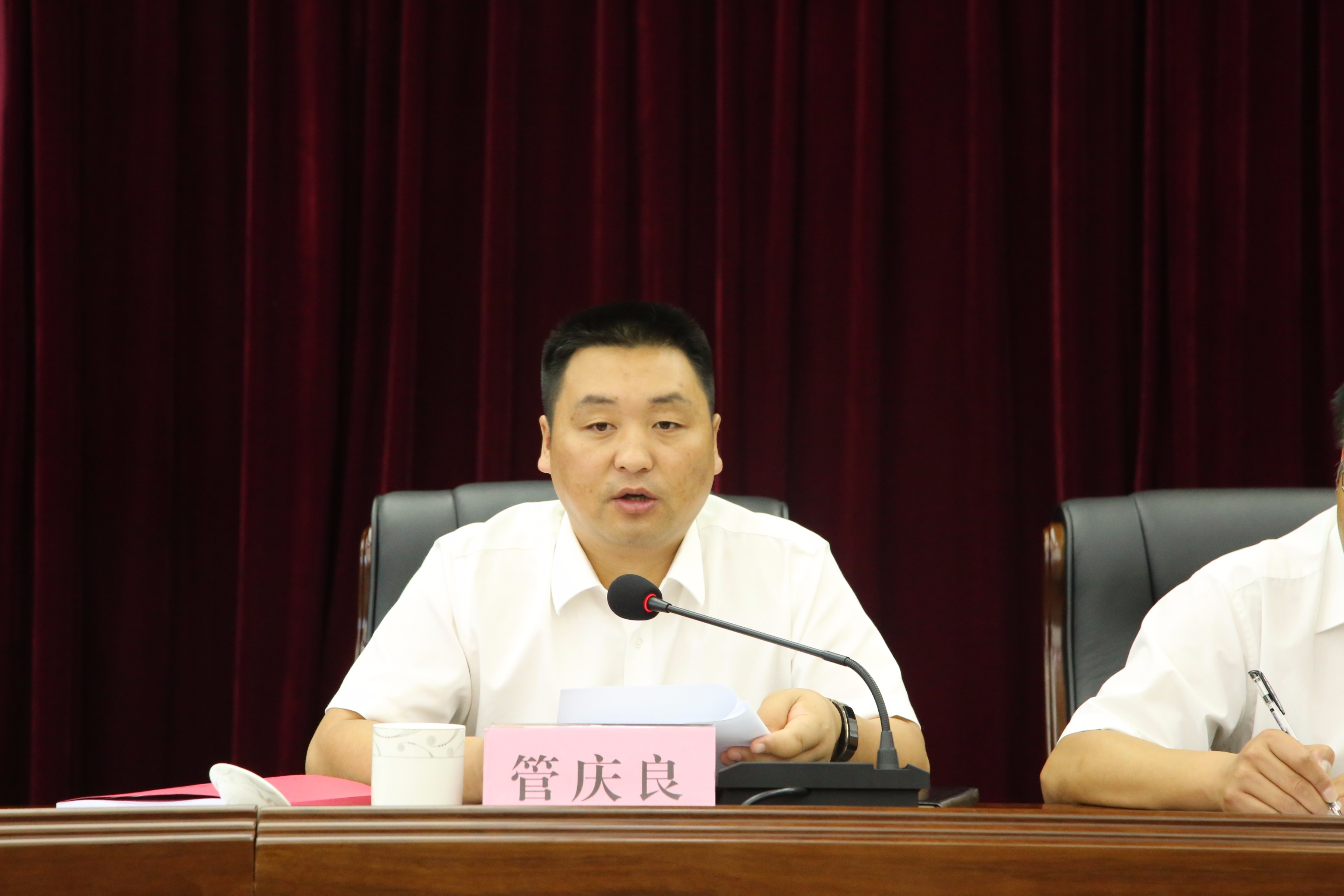 中共修文县委副书记,县长管庆良主持大会表彰现场县领导与受表彰人员