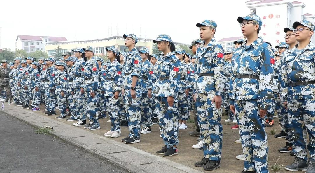 新化三中新生军训励志树人勿忘国耻奋发前行