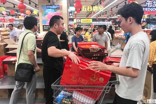 中秋节前一天 超市月饼买一赠一 引无数人抢购 商家直言赔钱甩卖