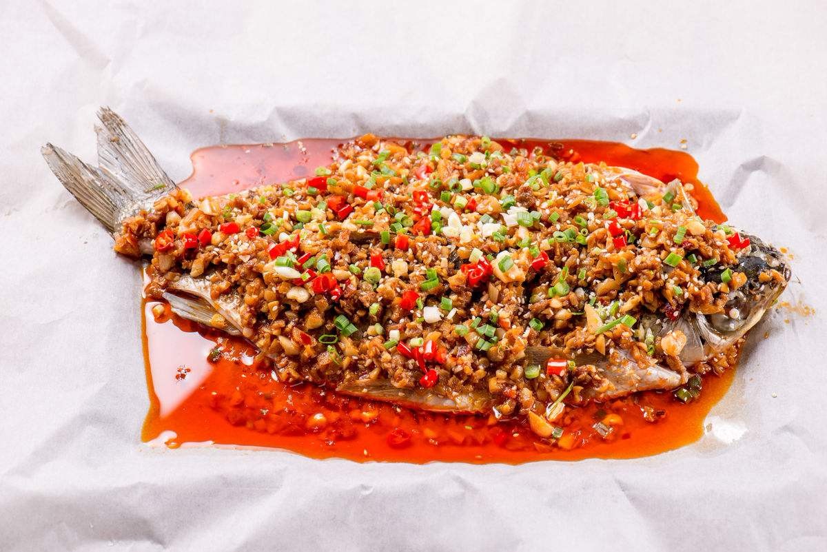 店内天天爆满,卢渔翁鲜焖无骨纸包鱼是怎么做到的?