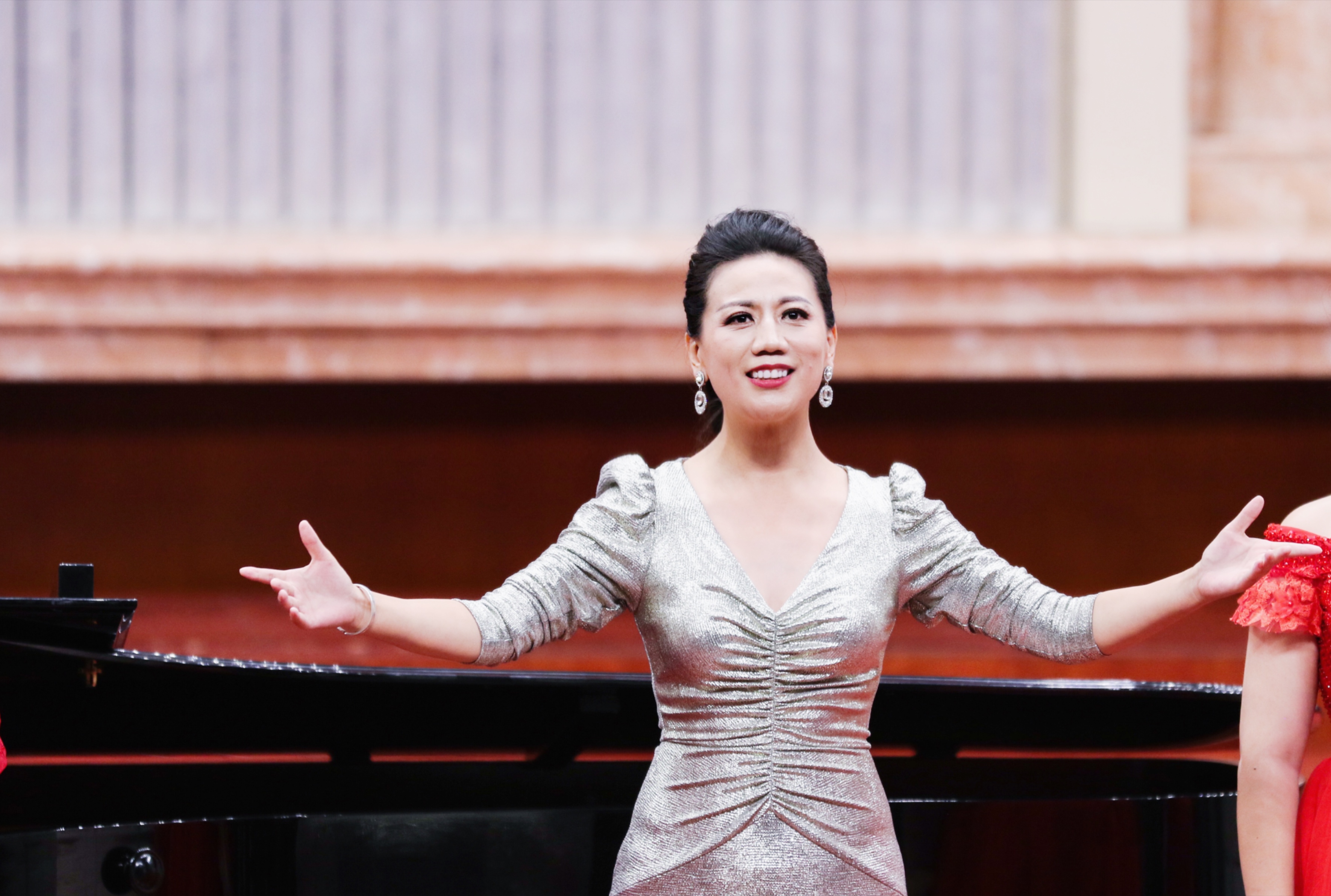 张鹤,著名女高音歌唱家,多次成功举办个人独唱音乐会,由她首唱的