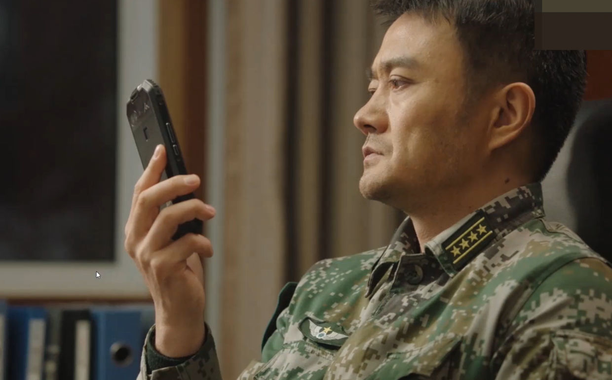 在这部电视剧里面我很喜欢蓝旅长这个角色,曹卫宇演出了军人那种正义