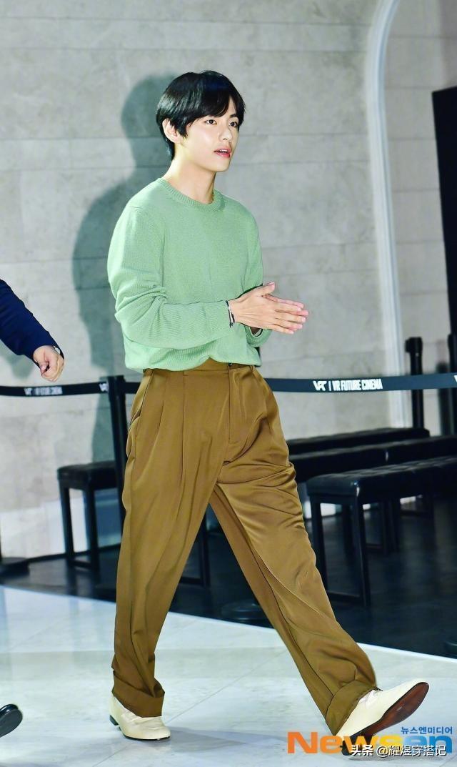 连续2年霸居"世界第一美男"榜首的他,私服"瞎穿"也帅的高级_金泰亨