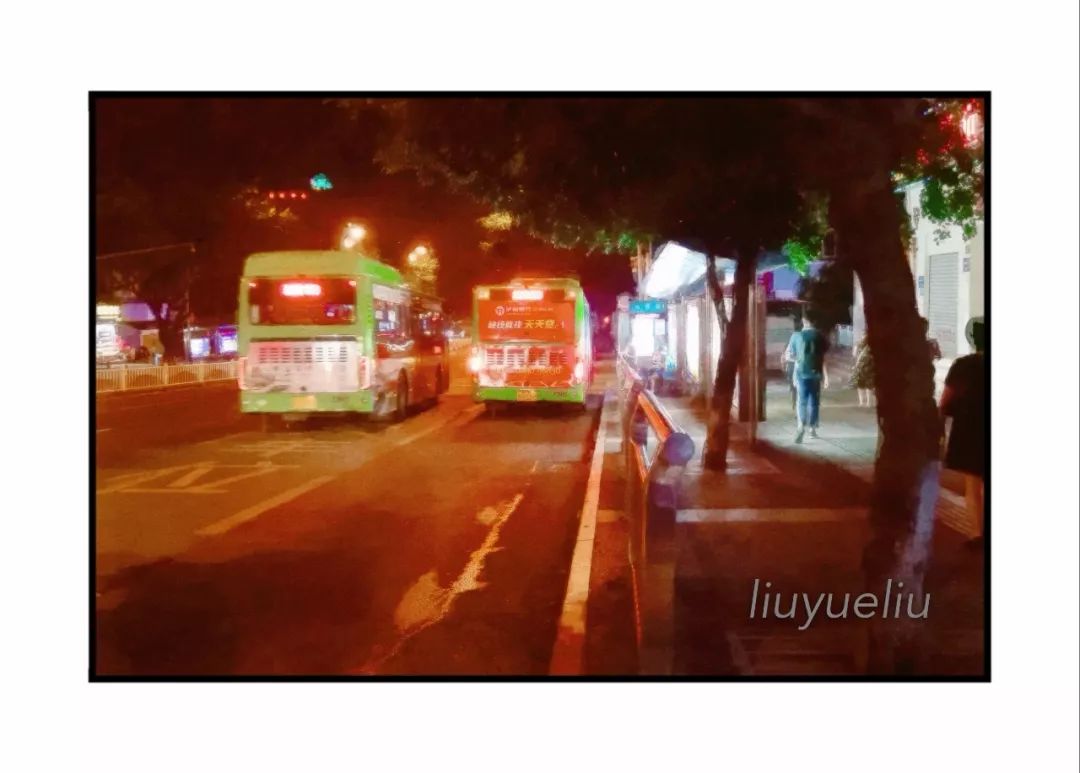 夜幕下的公交车站