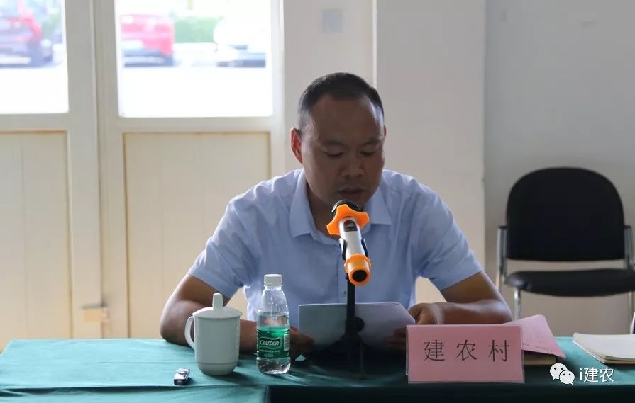 村党总支书副书记孙俊从三个方面汇报建农村重点工作:一是以夯实党