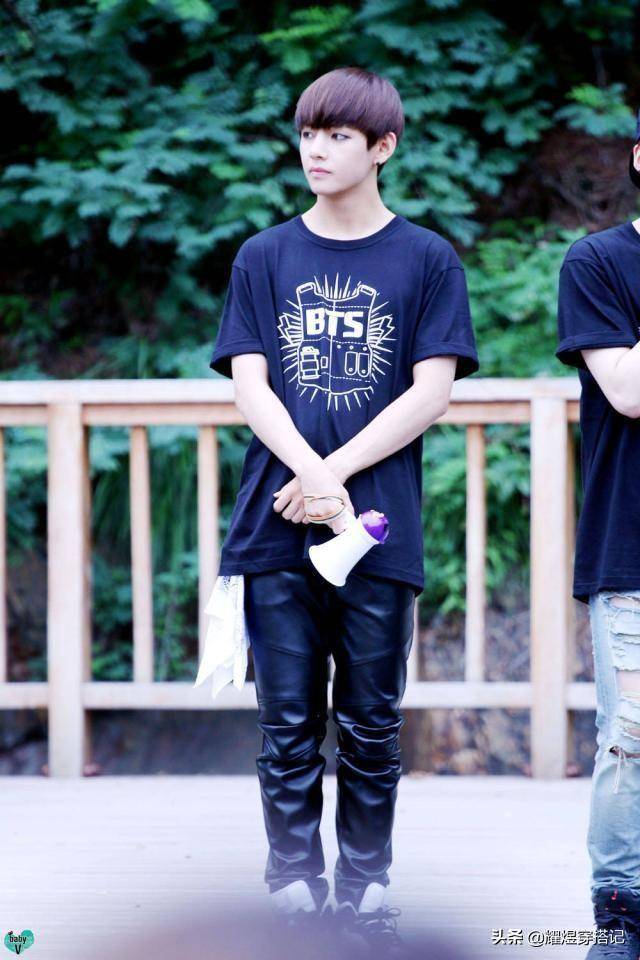 连续2年霸居"世界第一美男"榜首的他,私服"瞎穿"也帅的高级_金泰亨