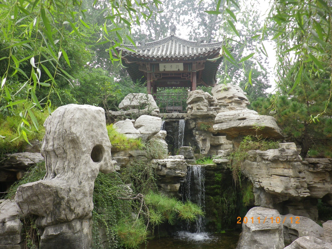 趵突泉公园有趵突泉,李清照纪念馆,万竹园,沧园等主景区和散布在园区