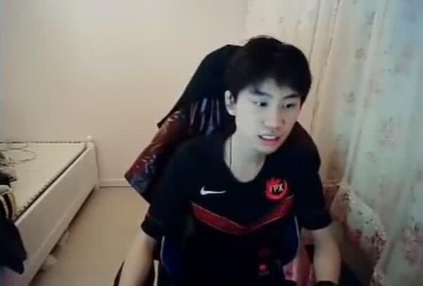 而战队里面最让人关注的就是doinb了,doinb是一个