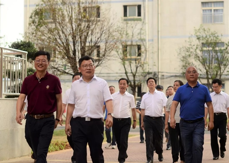 情系教育,慰问暖心——湘潭市委书记曹炯芳一行考察十二中校区并慰问
