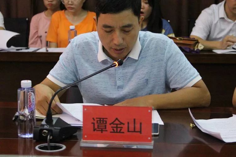 区政府副区长李开明传达文件精神▲区委常委,政法委书记甘良作讲话