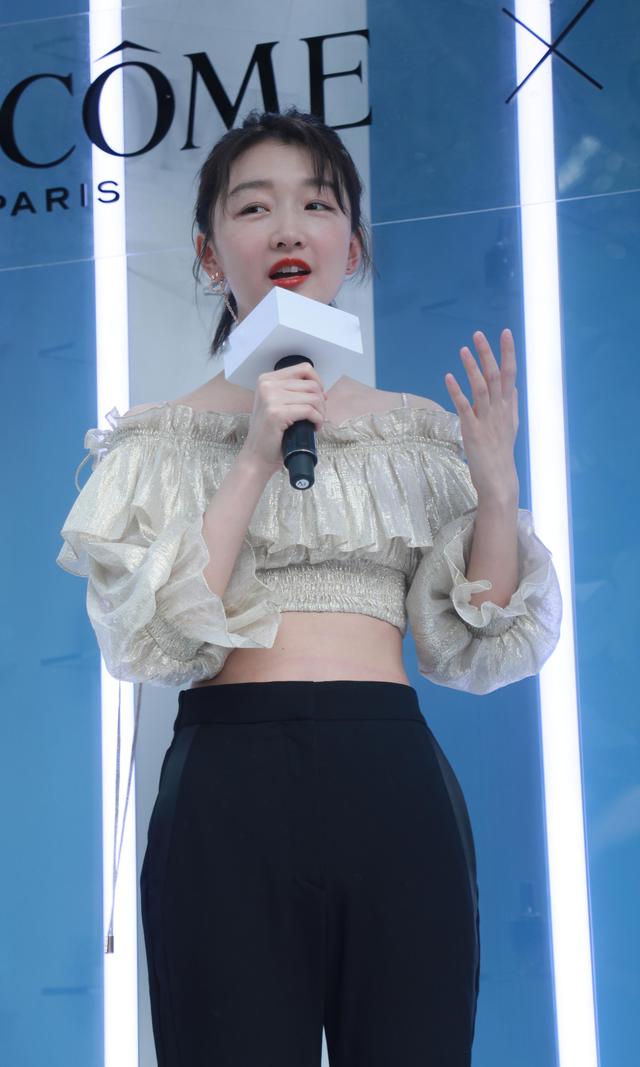 周冬雨穿露脐装现身活动秀a4腰小肚子上却有一条红色印记