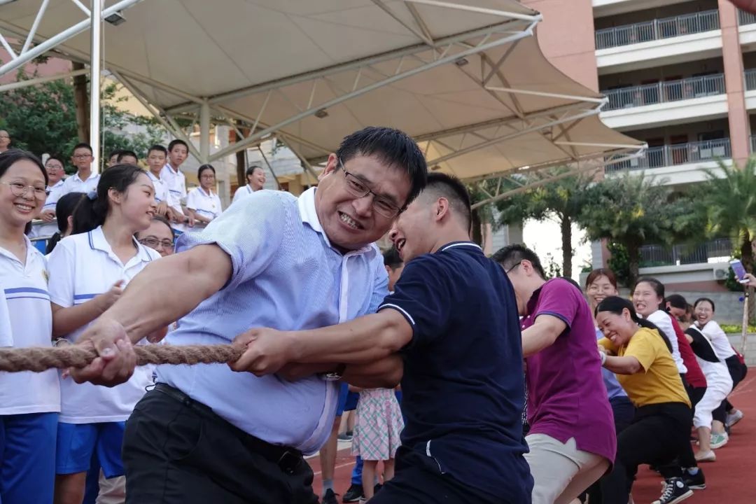 东江广雅初中学部庆祝第35个教师节师生拔河比赛