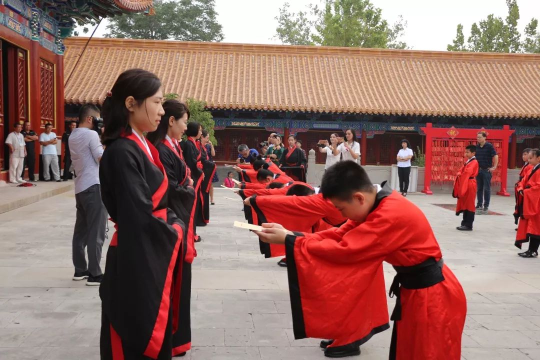 "明礼崇德 尊师尚学"传统文化主题活动在府学文庙举办_谢师礼