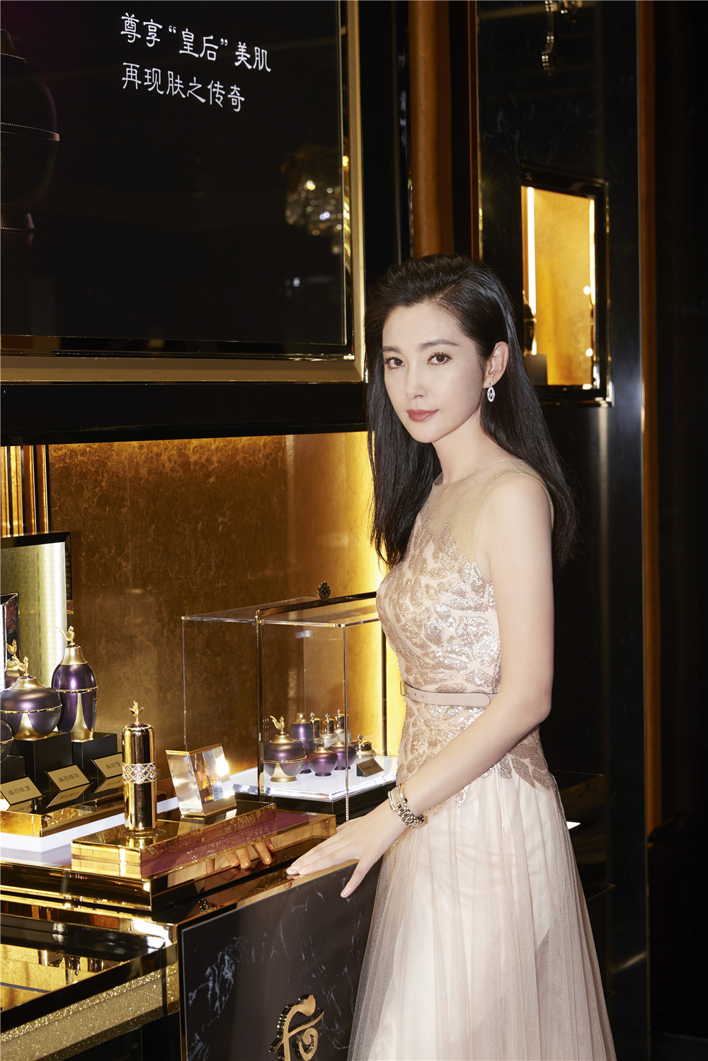 李冰冰出席国际护肤品牌活动 仙气薄纱长裙勾勒曼妙曲线