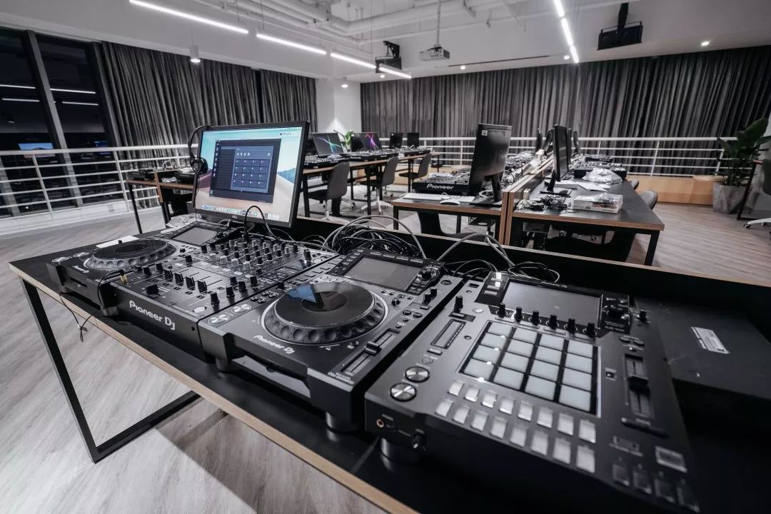 友推网易放刺打造国内首家权威电音学院设备师资国际接轨