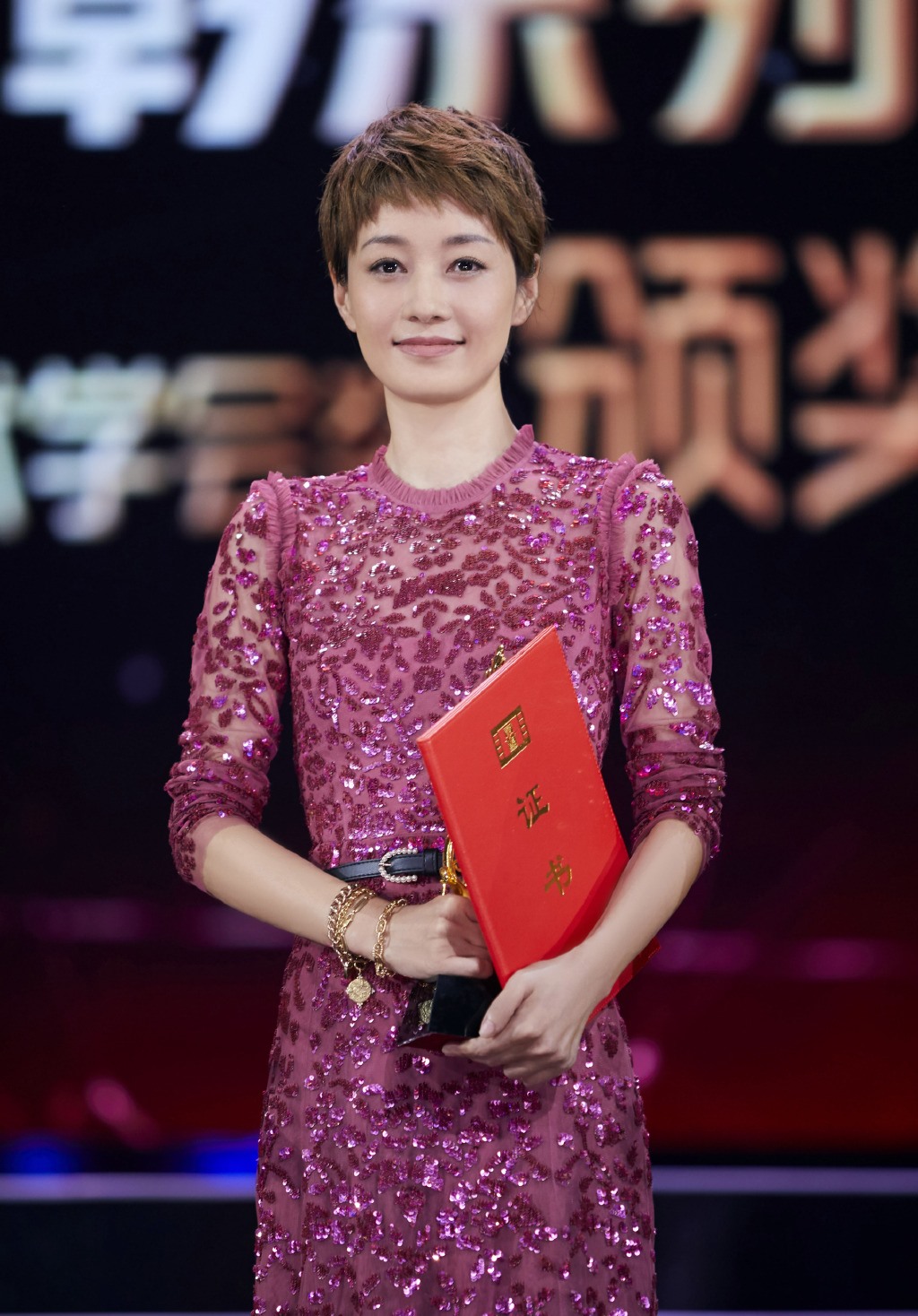 马伊琍单身后变温柔了奶茶色连衣裙配微卷短发女人味扑面而来