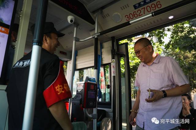 313路开行在北京永定河西大堤上的民心公交线庞大的北京公交线网中不