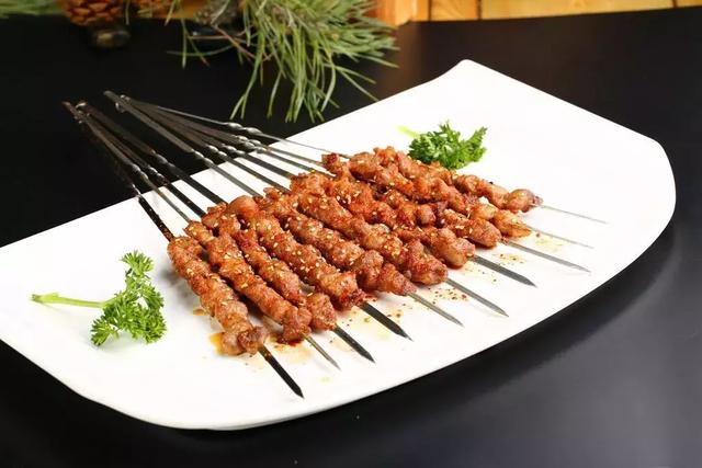 羊肉串吃一斤送二斤牛肉串福利二即送价值48元维雪啤酒一件转发本条