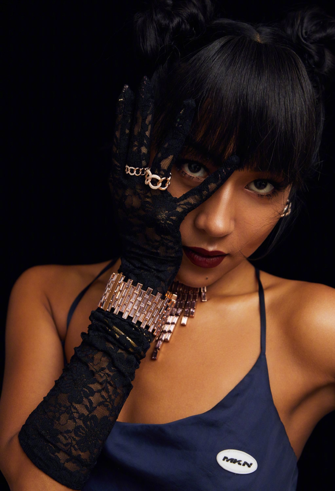 原创内地最黑女星吉克隽逸裹一块布大小吊带裙162cm身材惊艳