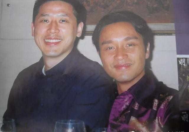 唐鹤德为张国荣庆63岁冥寿晒哥哥生日旧照帅气西装笑容儒雅