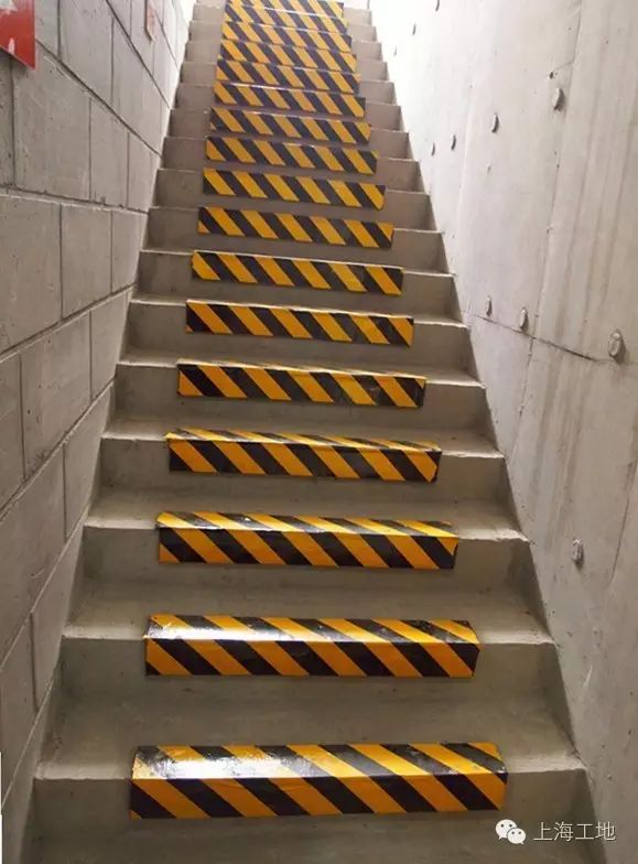 楼梯成品防护,做的好,看着心情也舒畅呀!浴室防水,绝对的标准化!