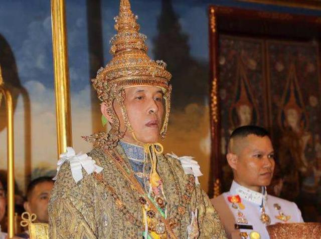 他是泰国现任国王头戴10亿泰铢王冠加冕掌管世界最有钱王室