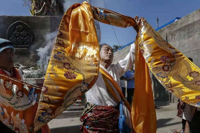 青海同仁摄影团作品分享,作品名称:《法师》