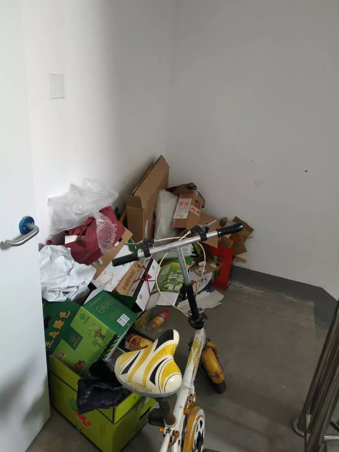 楼道和楼梯间属全体业主共有,你凭啥要霸占?_杂物