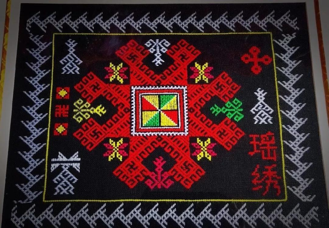 在纷繁厚重多彩的瑶族文化当中,乳源瑶绣独树一帜,具有其他瑶族刺绣