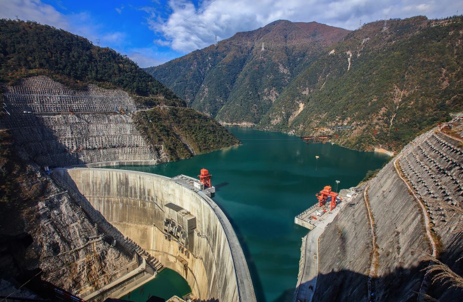 大渡河流域梯级电站开发,先后攻克了深厚地质覆盖层,高烈度地震带建坝