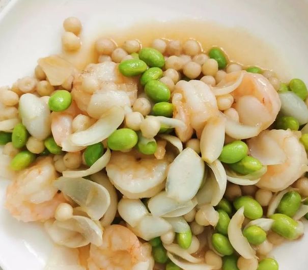 鸡头米 50克百合 60克毛豆 100克虾仁 12只糟卤 一勺76水烧开后