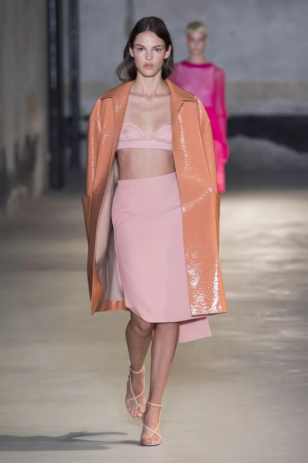 橙色这个大家默认的"显黑先锋",降低饱和度之后,也友好了很多有木有