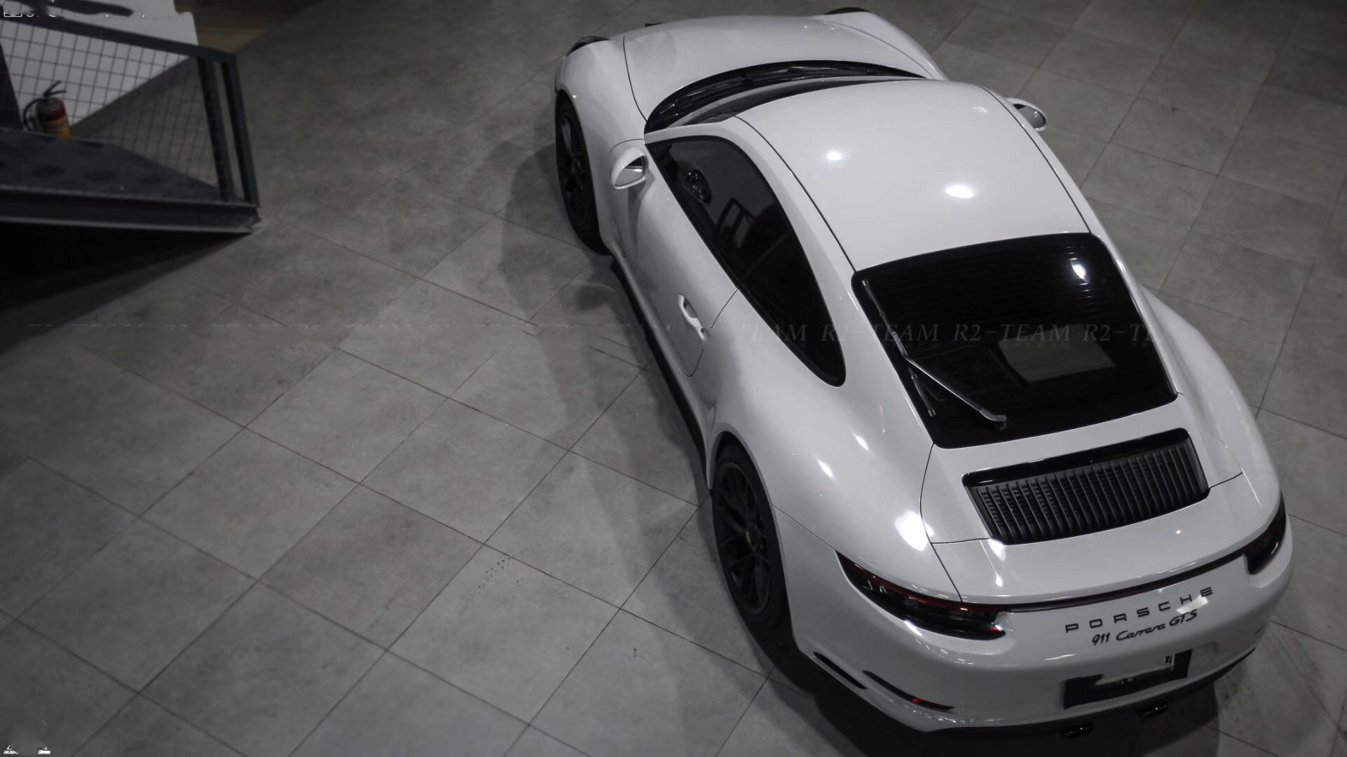 像风一样的男子保时捷911变色高亮山灰