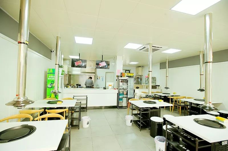 开放式的厨房每一步操作顾客都能看到,老板说餐厅的特色就在于卫生